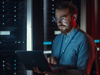 Mensch arbeitet an einem Serverschrank MIRT CERT