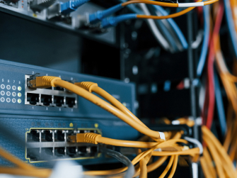 Rückseite eines Serverschranks mit angeschlossenen Geräten