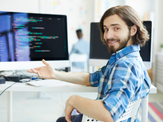 Mann deutet auf Bildschirm