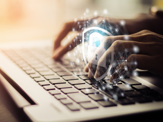 Sicherheitsschloss auf Laptop mit auf der Tastatur tippenden Händen