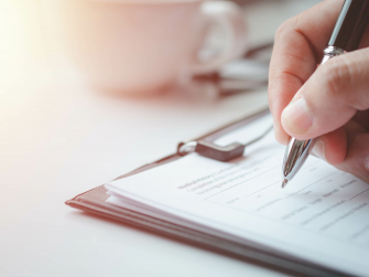 Person füllt Fragebogen aus