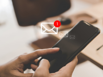 Auf Handy wird Nachricht angezeigt E-Mail