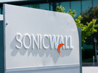 Logo von SonicWall an einer Wand