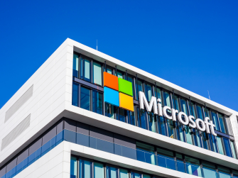 Teil eines Gebäudes mit Microsoft-Schriftzug und Microsoft-Logo