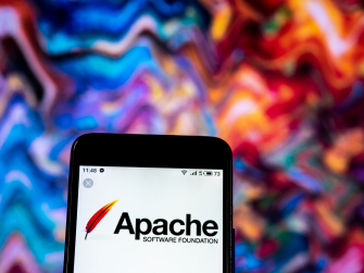 Apache-Logo auf einem Handydisplay