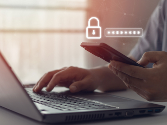 Person tippt Passwort auf dem Handy ein