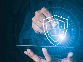 Grafik Hände zeigen Schloss und Schutzschild auf Tablet