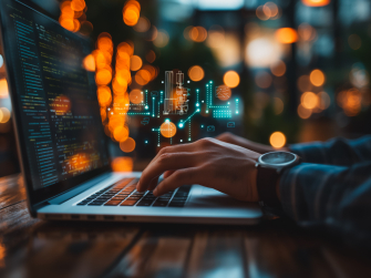 Hände tippen auf einem Tablet