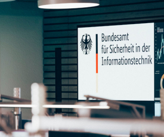 Wand im BSI-IT-Lagezentrum mit BSI-Logo